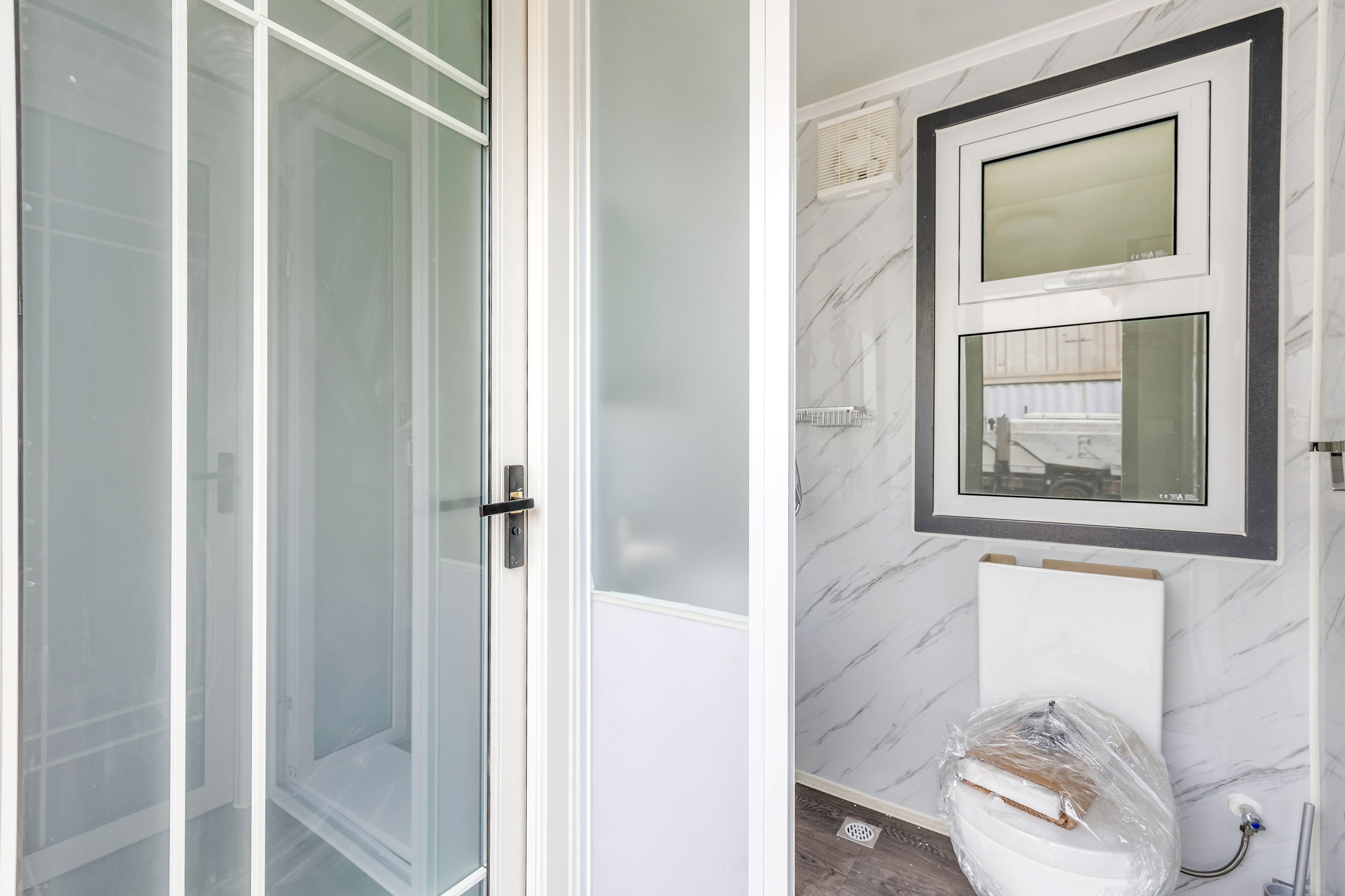 20ft Office – Two Workstations, Kitchenette, and Bathroom/Toilet